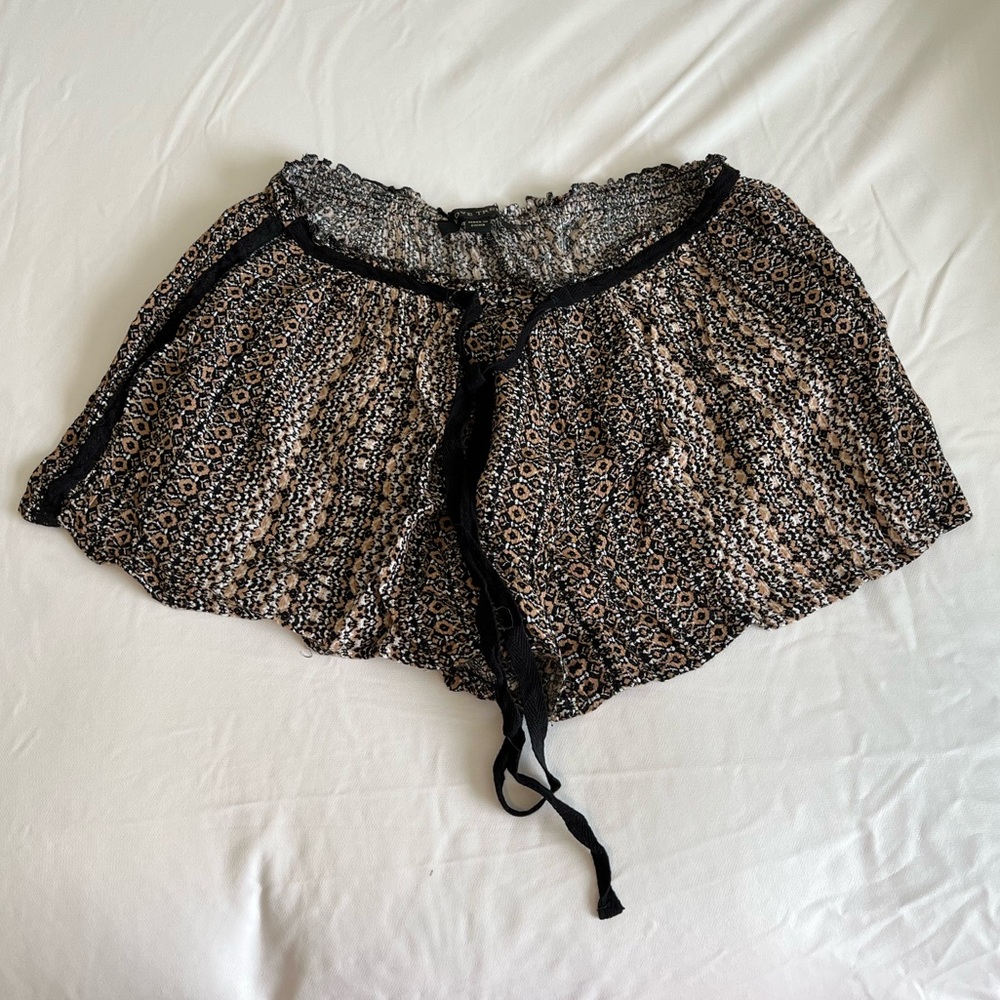 NWOT Love Tree tan and black shorts (S)